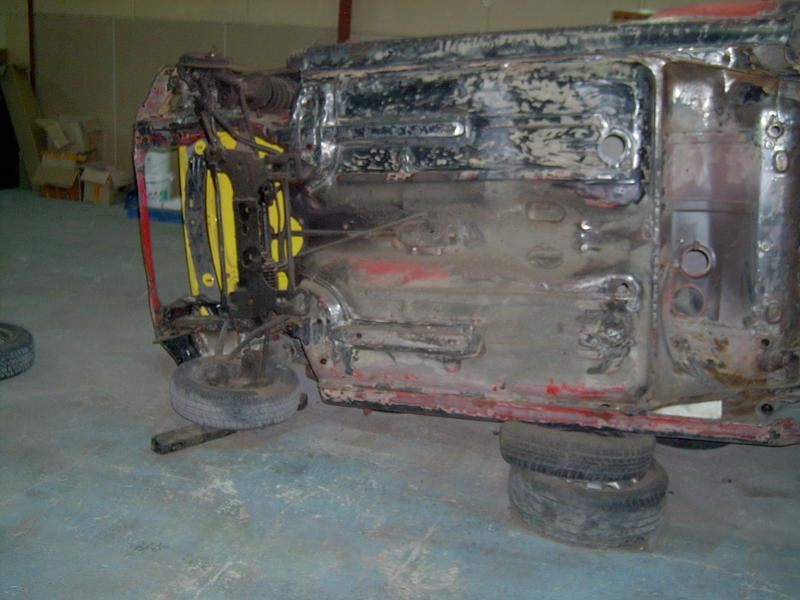 Czyszczenie spodu przy pomocy szczotki drucianej i &#347;rubokr&#281;ta to &#347;redni i czasoch&#322;onny pomys