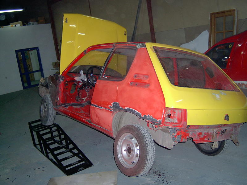 Tu doskonale wida&#263;, &#380;e pug lubi podno&#347;i&#263; tylne ko&#322;o