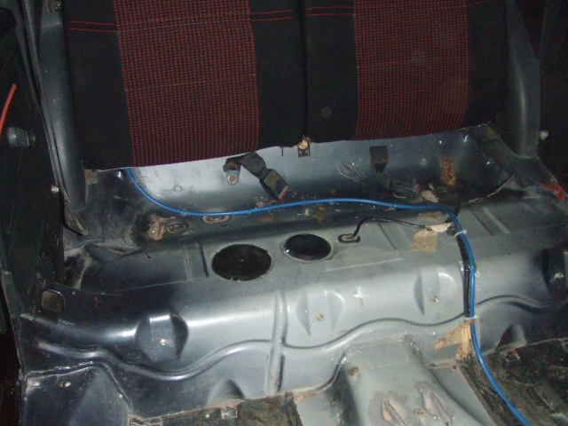 Poprowadzony kabel od akumulatora w bagazniku.