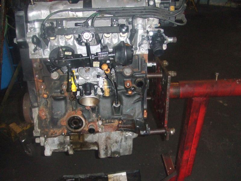 Rozebrany do malowania.